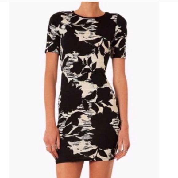 Topshop Dresses & Skirts - EUC Topshop Black Floral Jersey T-Shirt Dress Sz 2
